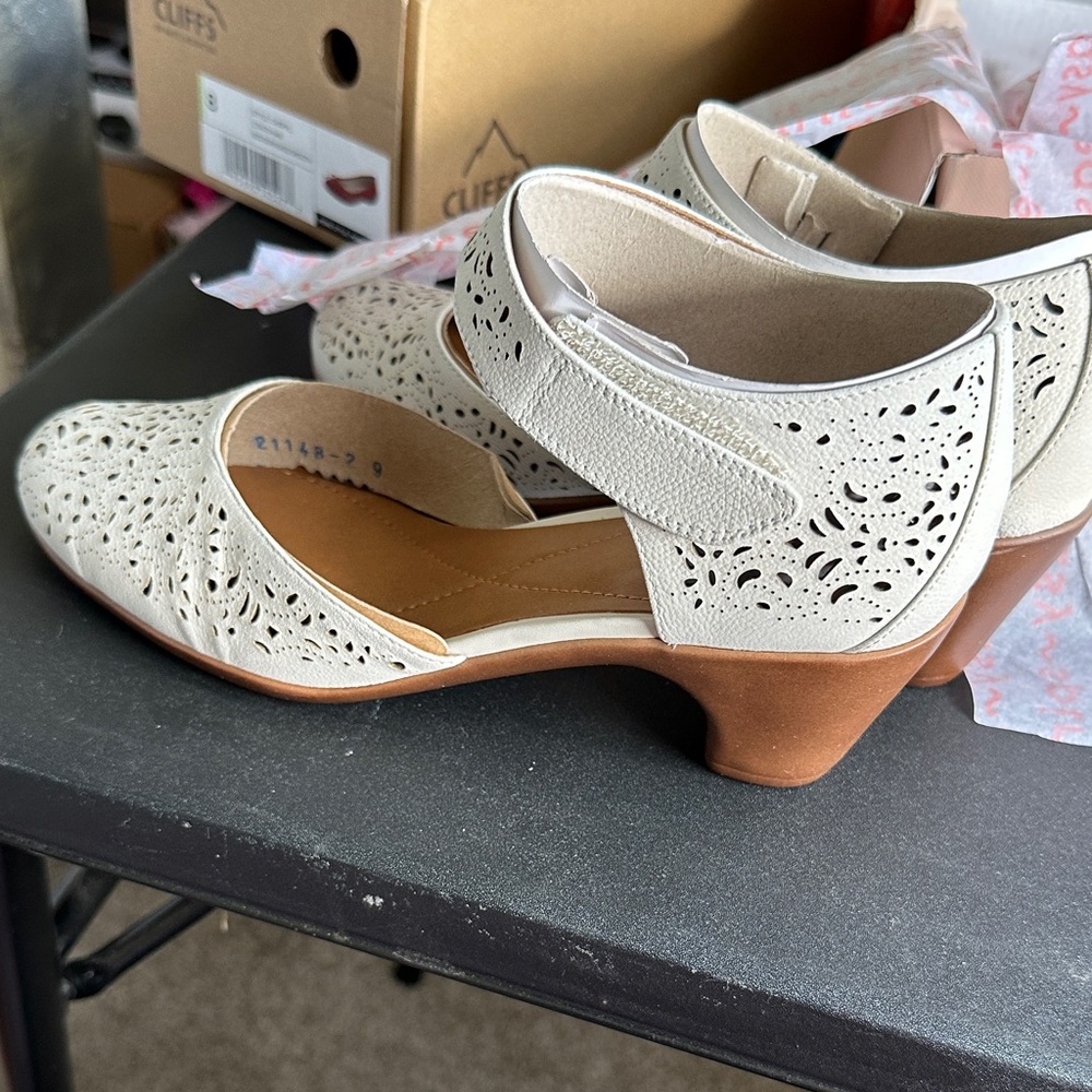 Easy Spirit Women's White Cutout Heels - Picture 4 of 6